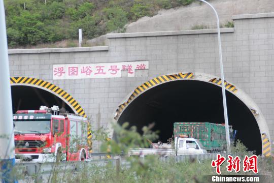 图为涞源浮图峪5号隧道口救援现场。救援车辆在清理隧道内事故残骸。　于俊亮　摄