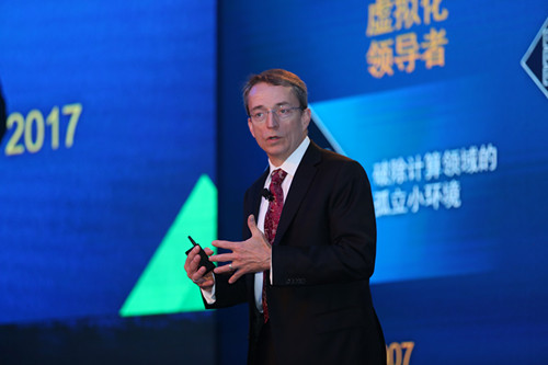 VMware首席执行官帕特·基辛格在“加速数字化业务转型”高峰论坛发表演讲